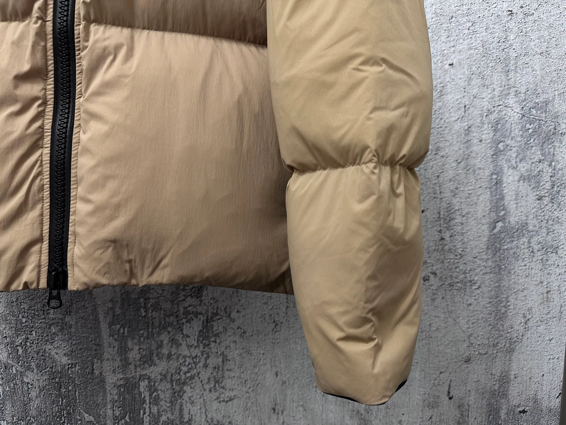 P840 【Canada gooes】Large Goose Sleeve Stand Collar Down Jacket Lawrence down jacket provides basic protection for daily adventures. Delicately soft fabric, this is a water-repellent fabric that is soft to the touch yet durable. Filled with extremely fluffy white duck down. This piece has a quilted body and structured down. Padded collar and reflective double-stripe grip tape. Extended hem and tucked-in inner rib-knit cuffs. Size: XS-2XL